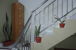 Pegangan tangga dengan bahan stainless