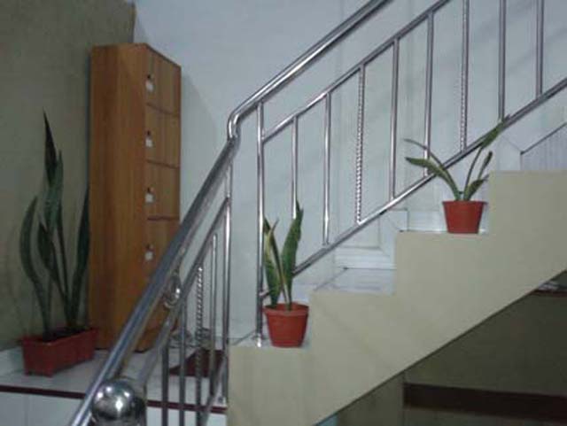 Pegangan tangga dengan bahan stainless